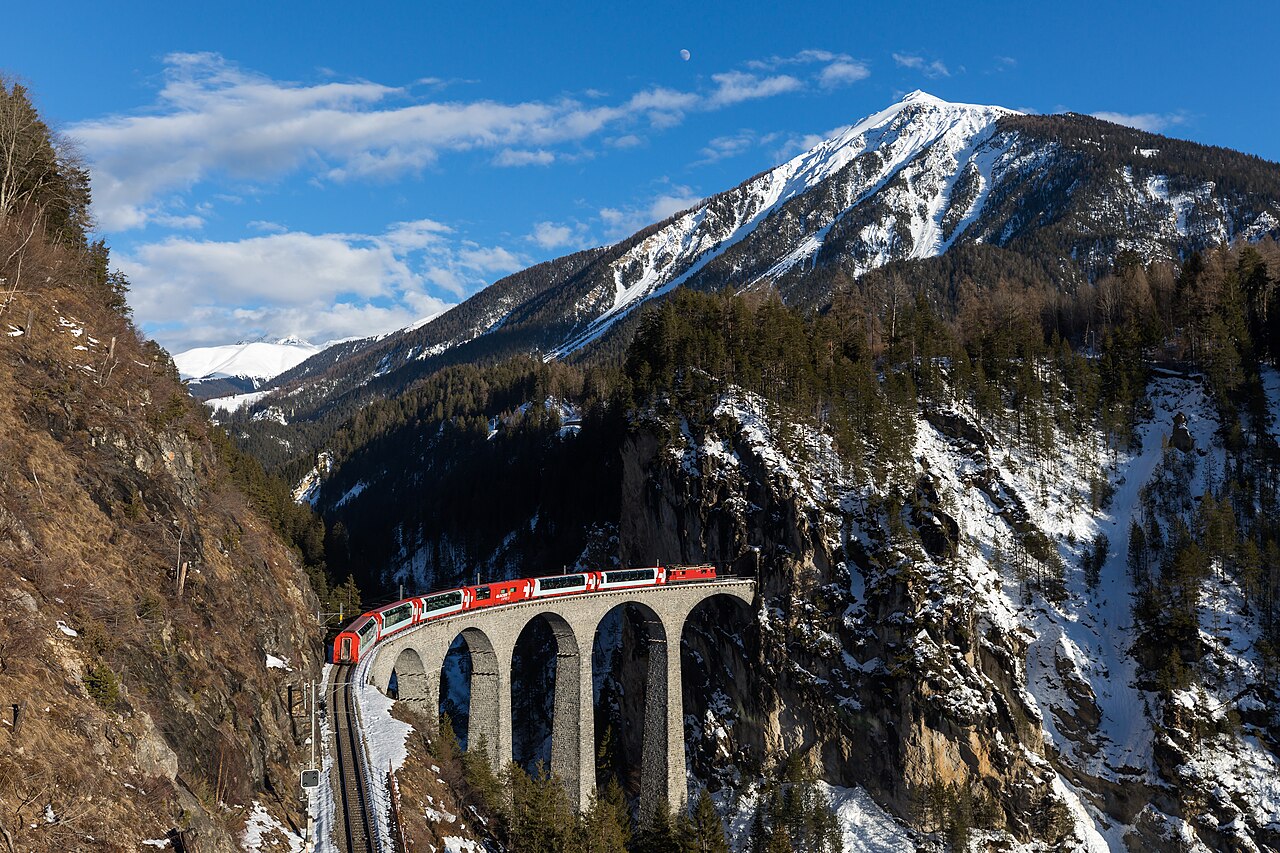 Glacier Express na viaduktu Landwasser; arhivska fotografija iz leta 2018