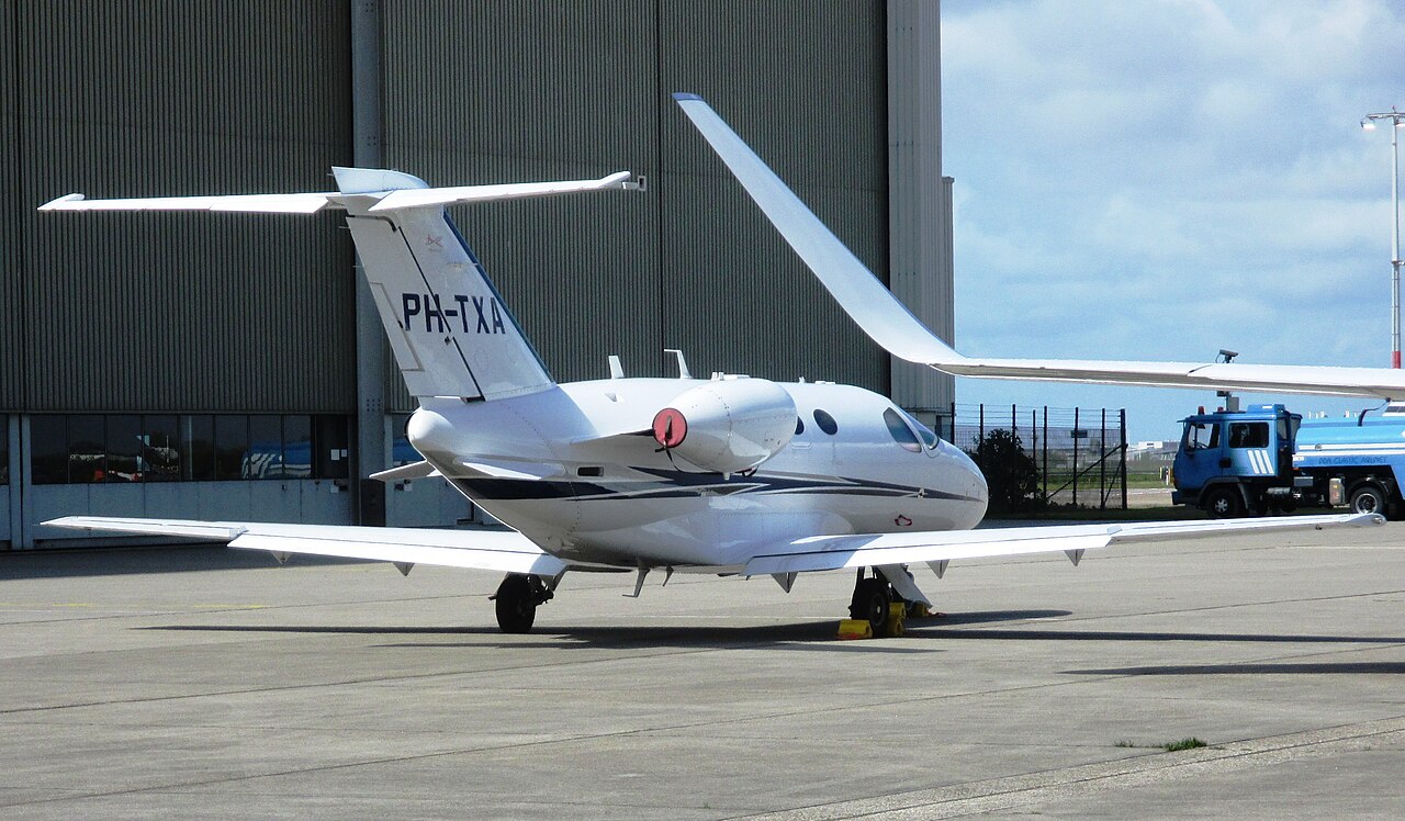 Cessna Citation Mustang na ploščadi Schiphol Oost leta 2023