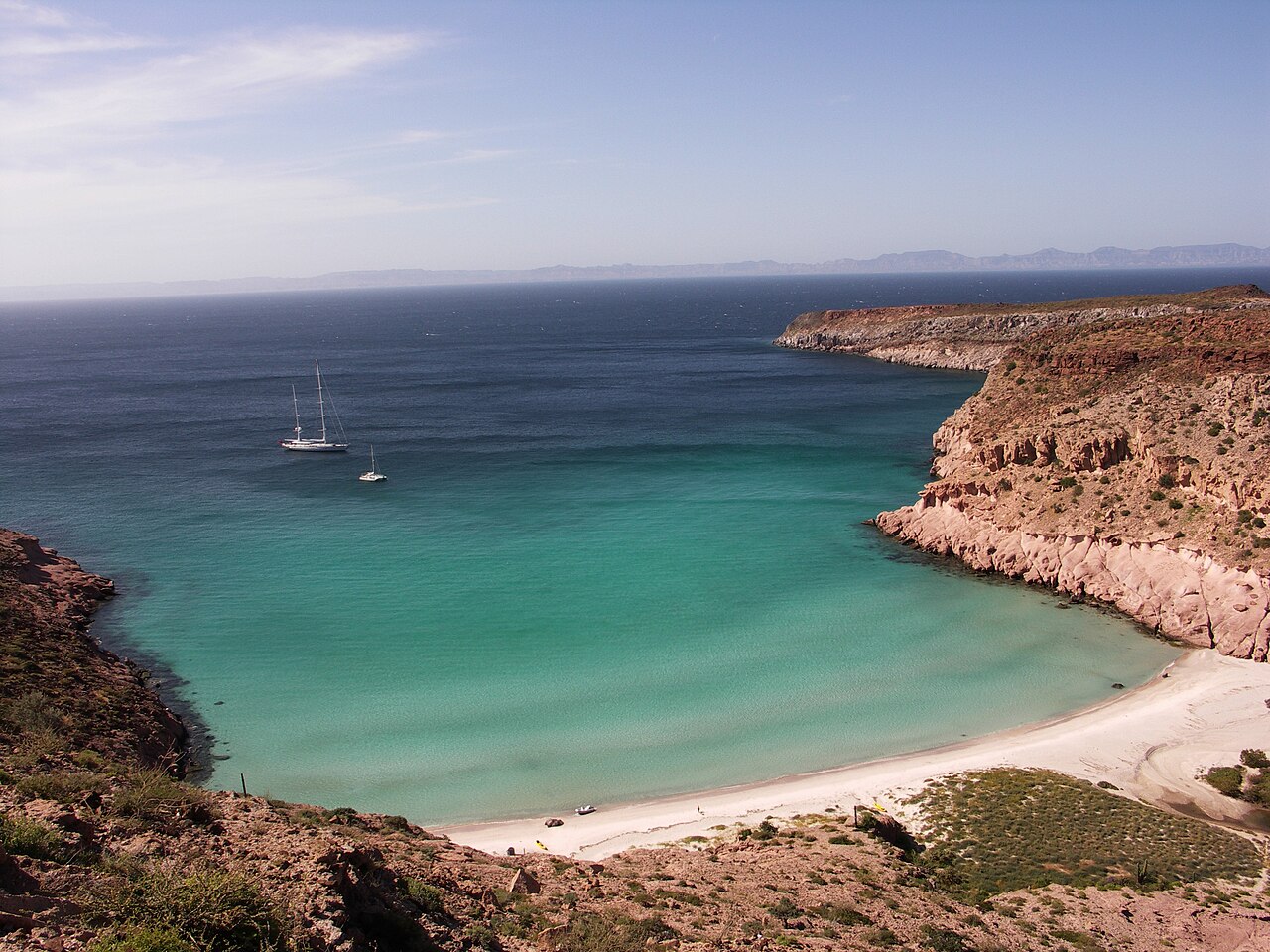 Plaža Ensenada Grande ob Cortezovem morju; regionalna ilustracija Baje, ki ne prikazuje letovišča Amanvari
