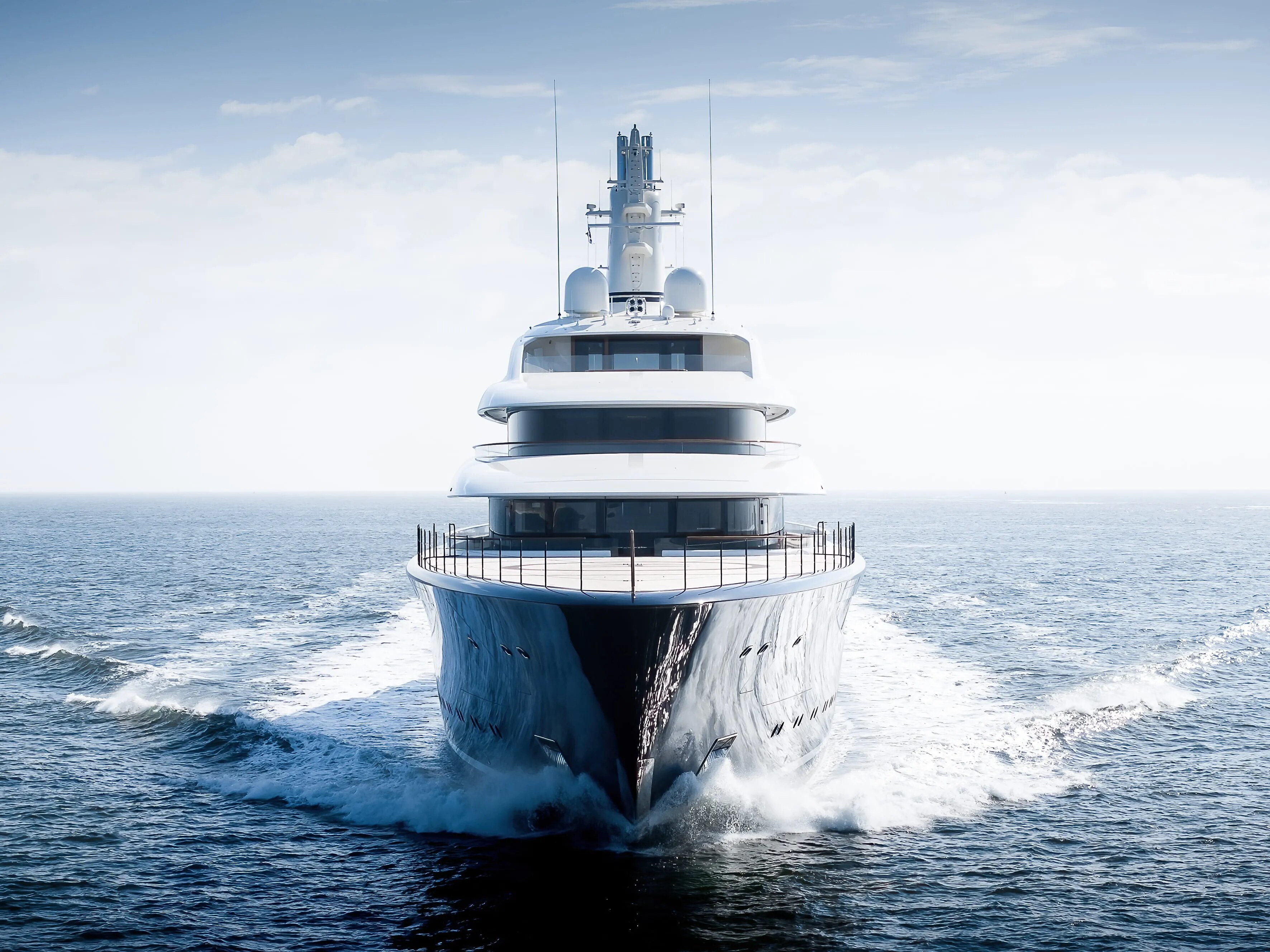 Feadship Project 1014 z globoko modrim trupom med preizkusno plovbo na Severnem morju