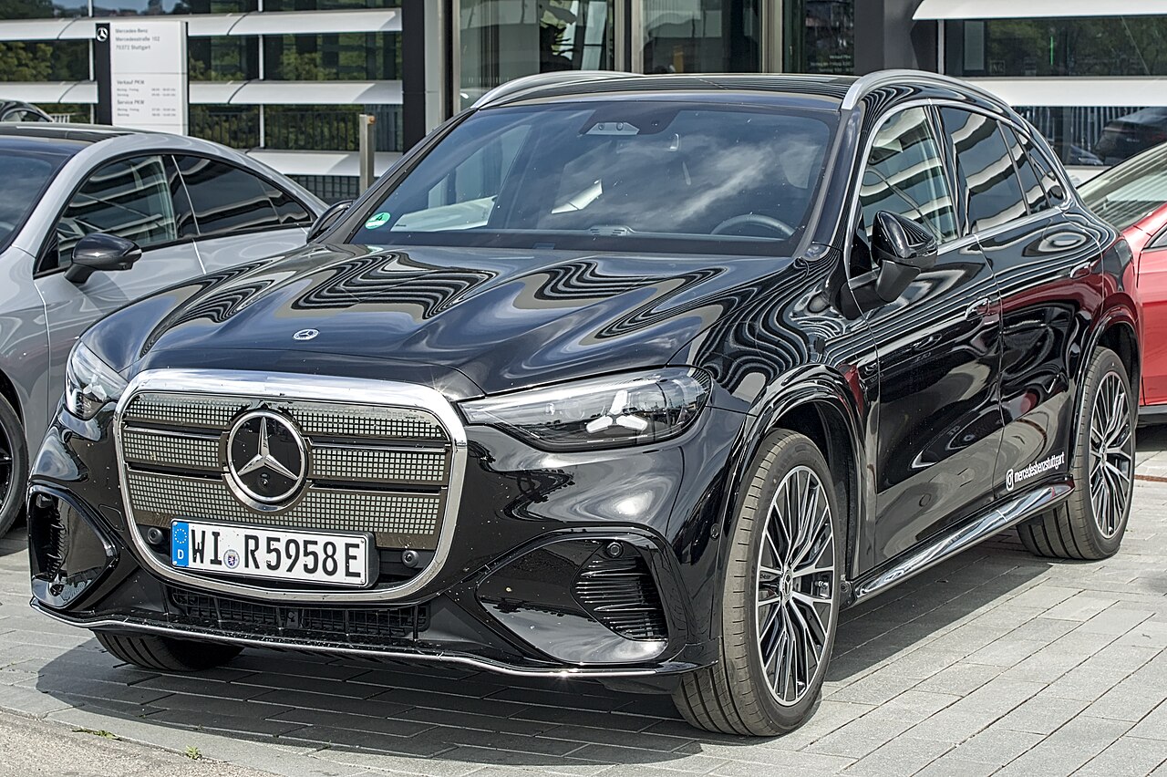 Električni Mercedes-Benz GLC, fotografiran v Stuttgartu aprila 2026