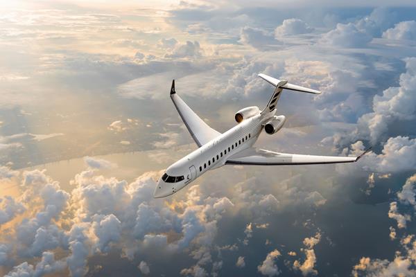 Poslovno letalo Bombardier Global 8000 med letom nad oblaki