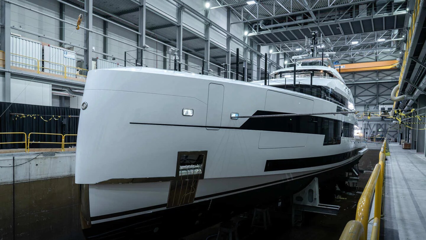 Heesen Project Setteesettanta med splovitvijo pred ladjedelnico v Ossu
