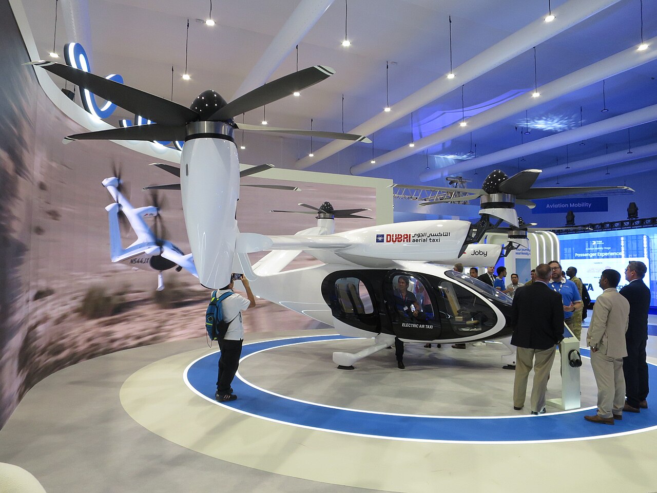Jobyjevo električno zračno vozilo na sejmu Dubai Airshow 2025; fotografija ne prikazuje Cessne Caravan iz opisanega avtonomnega poleta
