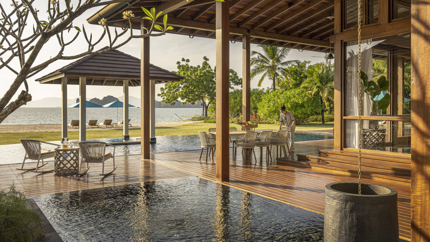 Pokrita terasa zasebne vile Four Seasons Langkawi ob tropskem vrtu in morju