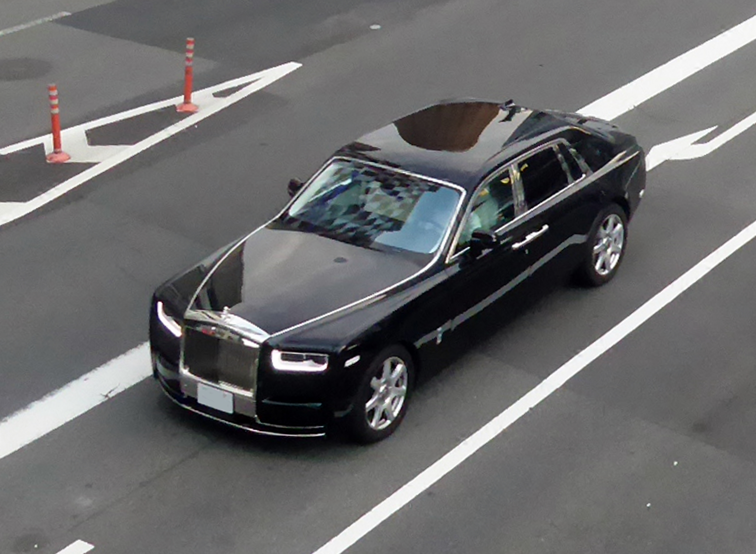 Črni Rolls-Royce Phantom VIII; ilustrativna fotografija serijskega avtomobila, ne projekta Coachbuild