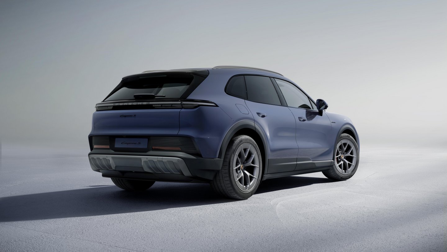 Električni Porsche Cayenne S na gorski cesti v sončnem zahodu