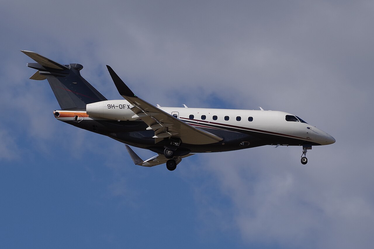 Embraer Praetor 600 družbe Flexjet med pristankom na letališču Berlin Brandenburg marca 2025; fotografija ne prikazuje prvega dobavljenega letala 600E