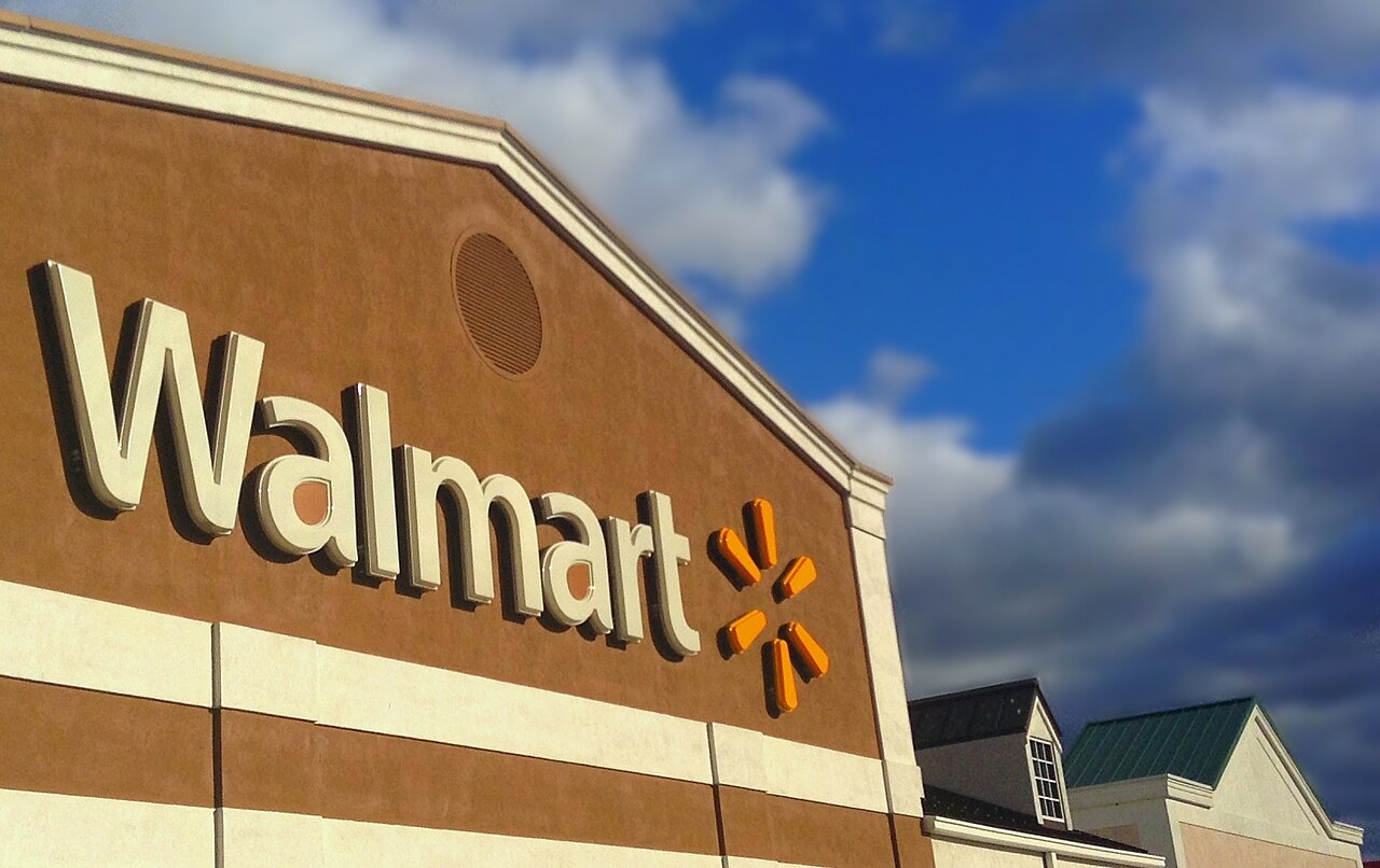 Pročelje trgovine Walmart; ilustracija podjetja, povezanega z družino Walton