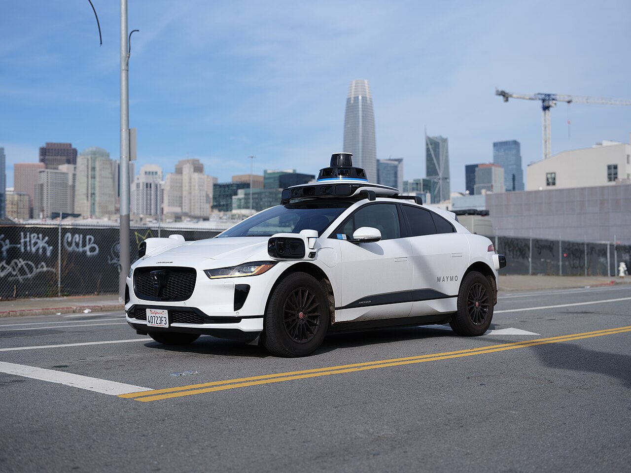Avtonomno vozilo Waymo Jaguar I-Pace na ulici v San Franciscu