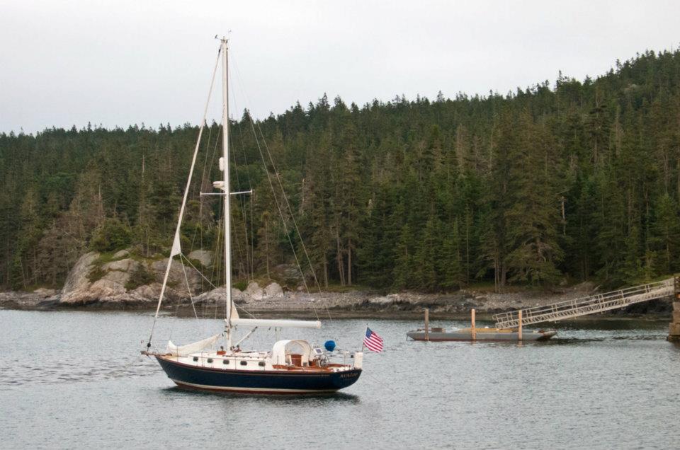 Jadrnica na sidru v zalivu Duck Harbor v Mainu; ilustrativna fotografija