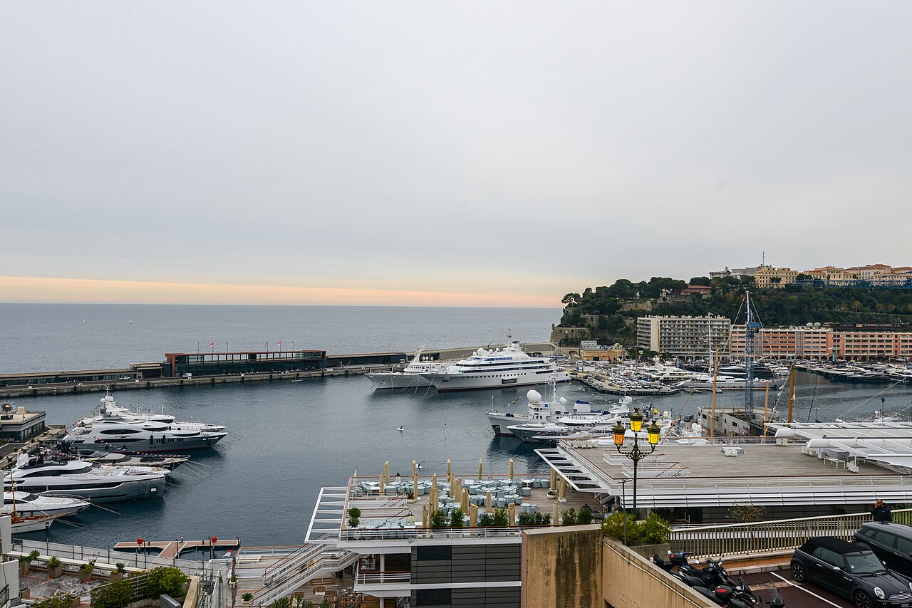 Privezane jahte v pristanišču Port Hercule v Monaku